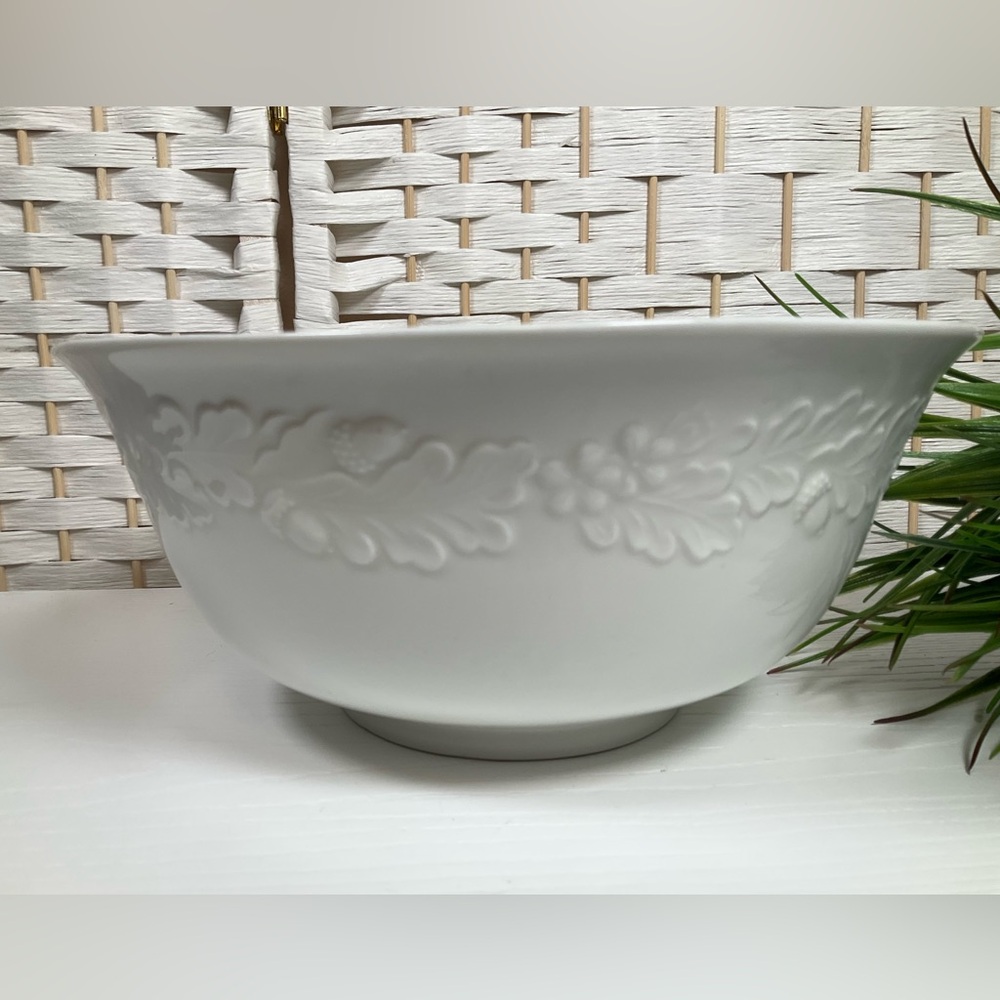 Preloved MSE White Embossed Acorn Salad Serving Bowl Ceramic